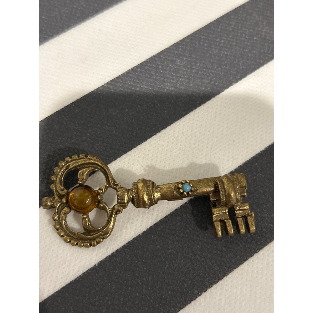 Skeleton Key Brooch - Picture 2 of 5